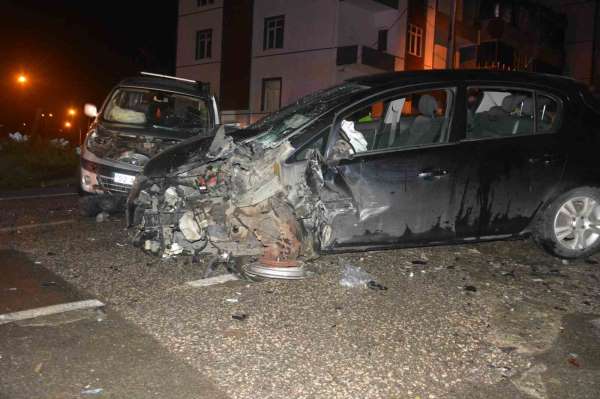 Ordu'da hafif ticari araç ile otomobil kafa kafaya çarpıştı: 1 ölü, 4 yaralı