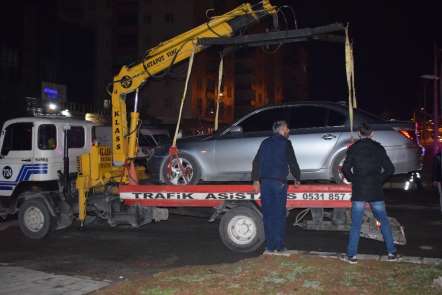 Kaza yapan araç sürücüsü otomobili bırakıp kaçtı: 2 yaralı 