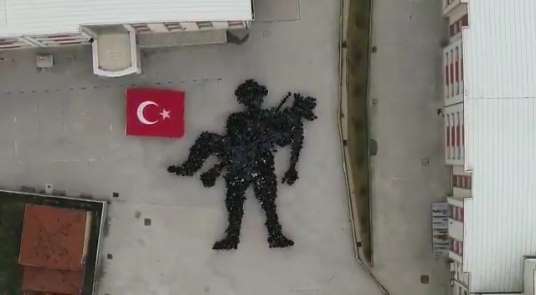 Bin 400 öğrenci, bedenleriyle oluşturdukları koreografi ile Çanakkale Şehitleri'