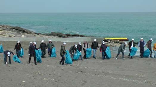 Başkan Yanmaz, memurlarıyla birlikte plajları temizledi 