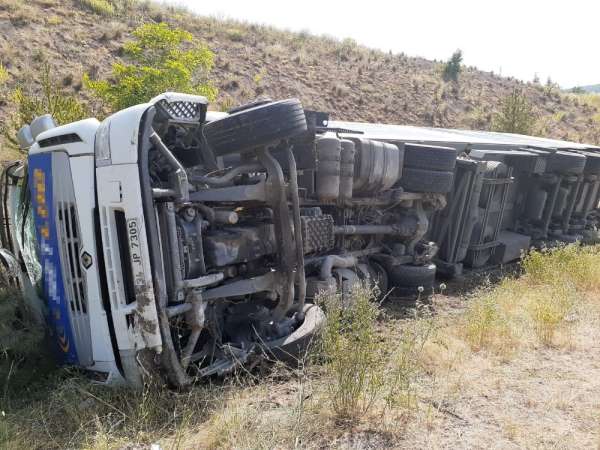 Ankara Çevre Yolu'nda tır devrildi: 1 yaralı 