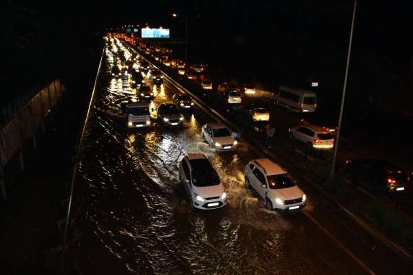 Trabzon'da şiddetli yağış sonrası yollar göle döndü 