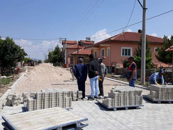 Altıntaş'ta kanalizasyon ve kilitli parke döşeme çalışmaları 