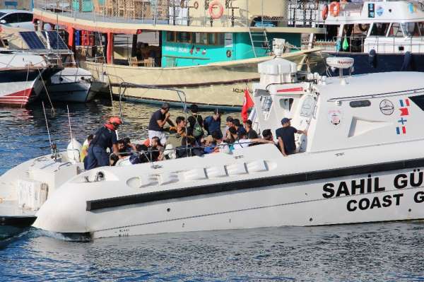 Şişme botla ölüm yolculuğuna çıkan göçmenler Sahil Güvenlik tarafından kurtarıld