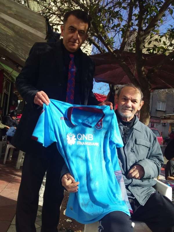 Trabzonspor'dan Eynesilli engelli vatandaşa forma jesti 