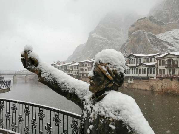 Amasya'ya yılın ilk karı yağdı 