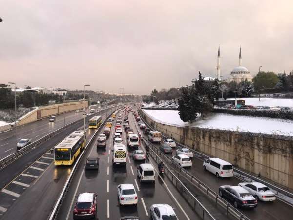 İstanbul'da 56 saatlik kısıtlama sonrası 15 Temmuz Şehitler Köprüsü'nde trafik yoğunluğu 