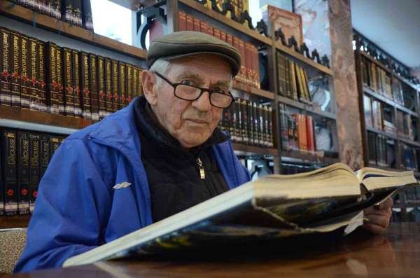 80 yaşındaki kütüphane kurdu, gününün yarısını kitapların arasında geçiriyor