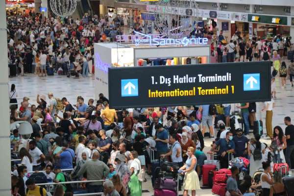 Pandemide dışarı çıkamayan yaşlı turistler, tatil için Türkiye'ye akın ediyor