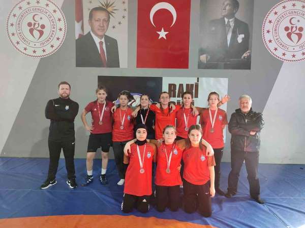 Yalova Belediyespor Kız Güreş Takımı'ndan büyük başarı