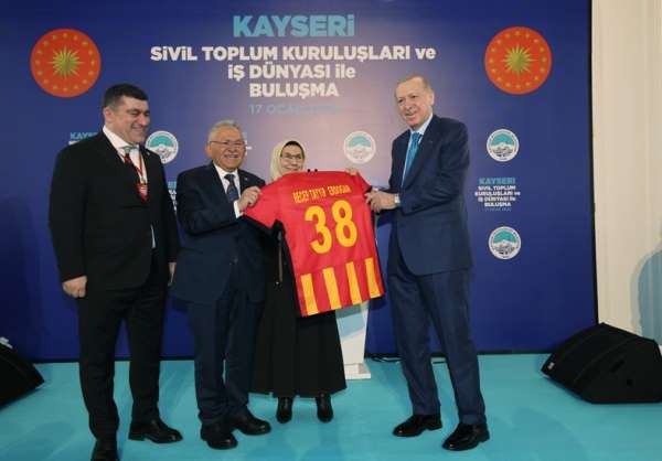 Cumhurbaşkanı Erdoğan'a Kayserispor forması hediye edildi