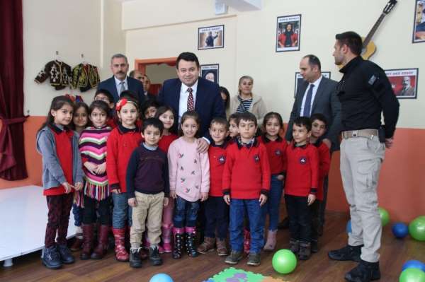 Varto'daki Şehit Coşkun Özcan İlkokuluna kütüphane
