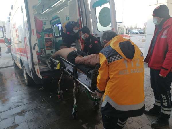 Alacak verecek kavgasında abi ve kardeşi bıçaklandı