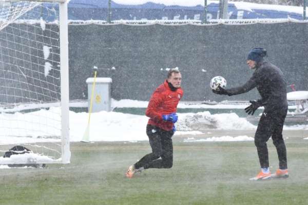 BB Erzurumspor yoğun kar yağışı altında çalıştı