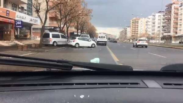 Diyarbakır'da 2 kişinin yaralandığı kaza anı kameralarda