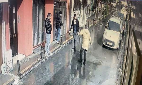 (Özel) Ortaköy'de aralarında husumet olan 2 kardeş sokak ortasında birbirini bıçakladı