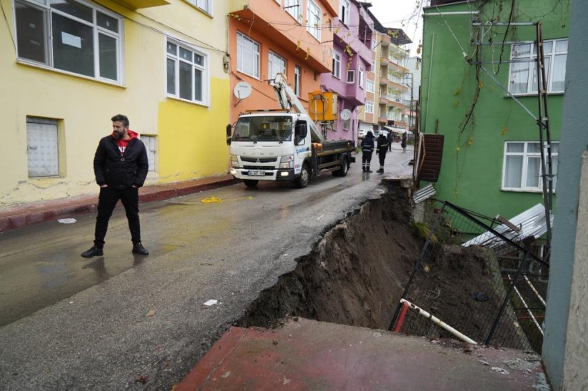 Samsun'da istinat duvarı çöktü, sokak trafiğe kapatıldı
