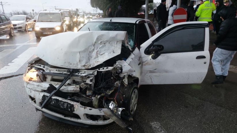 Samsun'da otomobil ile kamyonet çarpıştı: 4 yaralı