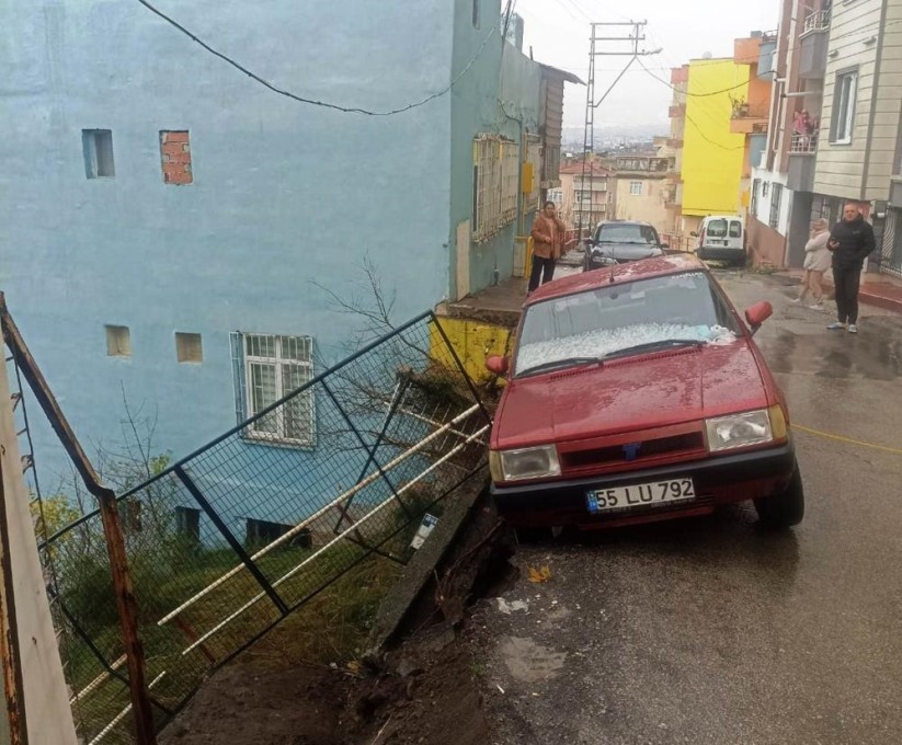 Samsun'da istinat duvarı çöktü, sokak trafiğe kapatıldı