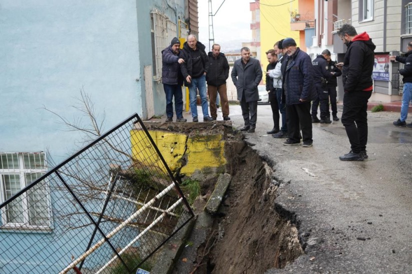 Samsun'da istinat duvarı çöktü, sokak trafiğe kapatıldı