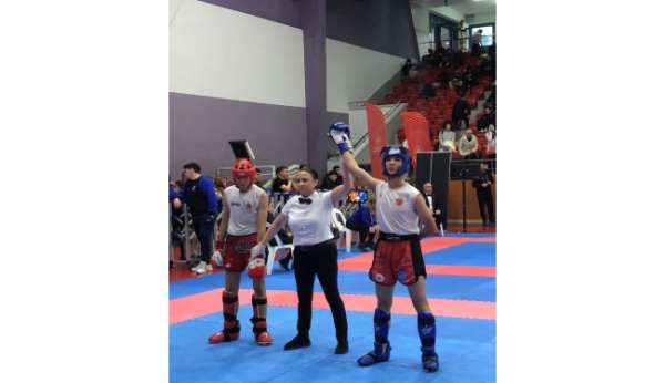 Kütahyalı genç sporcular Türkiye Kick Boks Şampiyonası'ndan madalyalarla döndü