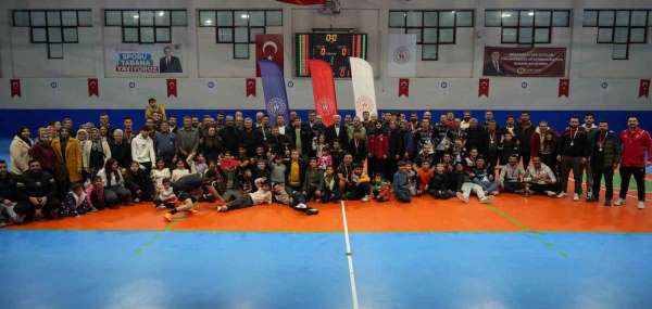 Tavas'ta mahalleler kozlarını sahada paylaştı