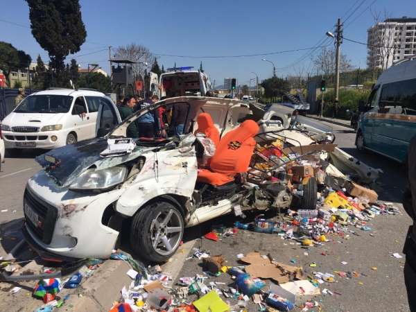İzmir'de 3 aracın karıştığı kaza anı güvenlik kamerasına yansıdı 