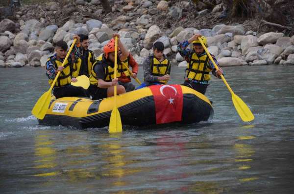 Şırnak'ta şehitler anısına rafting yapıp Türk bayrağı ve pankart açtılar