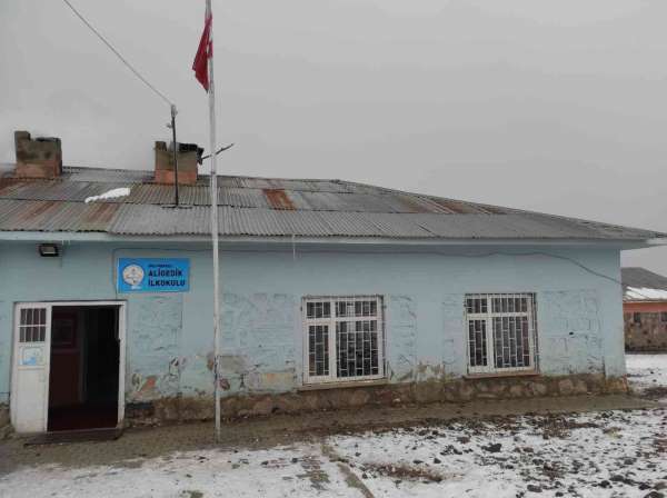 Üniversiteli gençlerden ilkokul öğrencilerine hediye