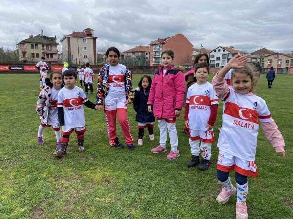 Depremzede 100 çocuk, gösteri maçını 2-0 kazandı - Bartın haber
