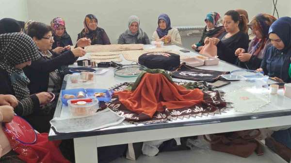 Kadınlar hem meslek öğreniyor hem de aile bütçesine katkı sağlıyor - Bitlis haber