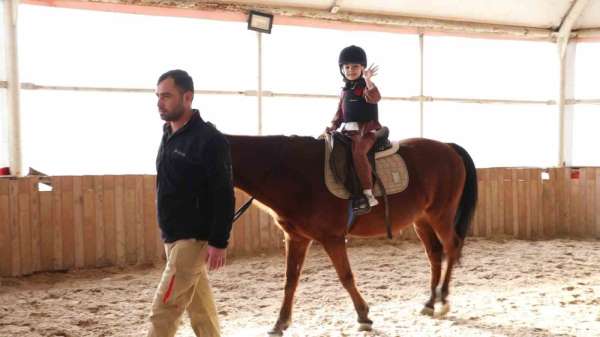 Miniklere ücretsiz at biniş eğitimleri veriliyor - Kocaeli haber