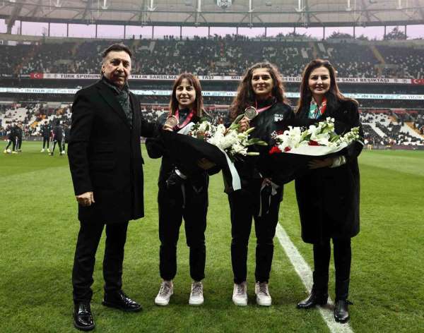 Nesrin Baş ve Ebru Dağbaşı'na, İstanbulspor maçı öncesinde çiçek takdim edildi - İstanbul haber