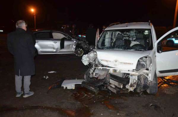 Ordu'da hafif ticari araç ile otomobil çarpıştı: 5 yaralı - Ordu haber