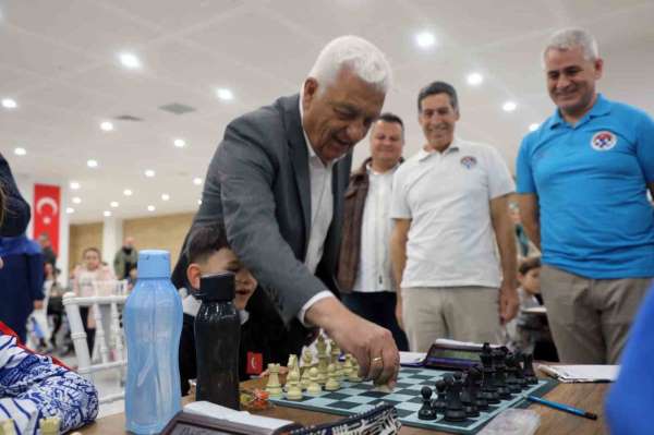 Çanakkale Şehitlerini Anma Satranç Turnuvası'na yoğun ilgi