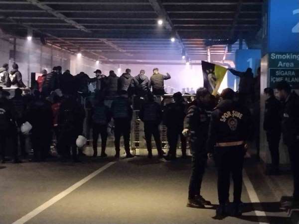 Fenerbahçeli taraftarlar Sabiha Gökçen Havalimanı'nda toplanmaya başladı