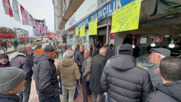 Kilosu 25 TL'den satılan istavriti almak için tezgah önünde kuyruğa girdiler