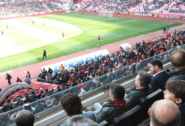 Vali Aksoy Eskişehirspor maçını tribünden izledi