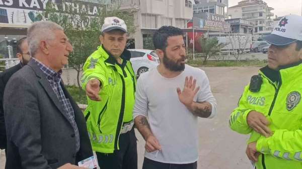 Antalya'da 3 araçlı zincirleme kazada yara almayan sürücüler arasındaki kavgayı vatandaşlar ayırdı