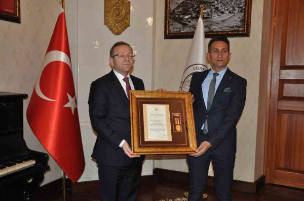 Kars'ta şehit ailelerine devlet övünç madalyası verildi