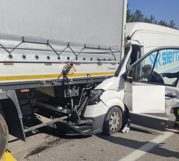 Kazada araçta sıkışan sürücüyü itfaiye kurtardı