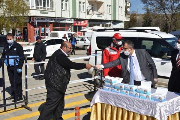 Başkan Çatal, pazaryerinde vatandaşa ücretsiz maske dağıttı 