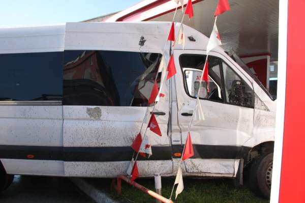 (Özel) Bayrampaşa'da çevik kuvvet personelini taşıyan servis kaza yaptı: 3 yaral