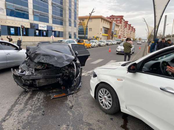 Bingöl'de 3 araç kazaya karıştı, 1 kişi yaralandı