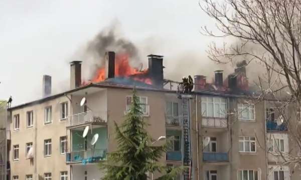 Tokat'ta apartmanın çatısı alevlere teslim oldu