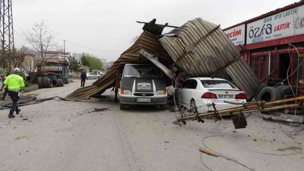 Tokat'ta fırtına çatıları uçurdu, minibüste bulunanlar mahsur kaldı