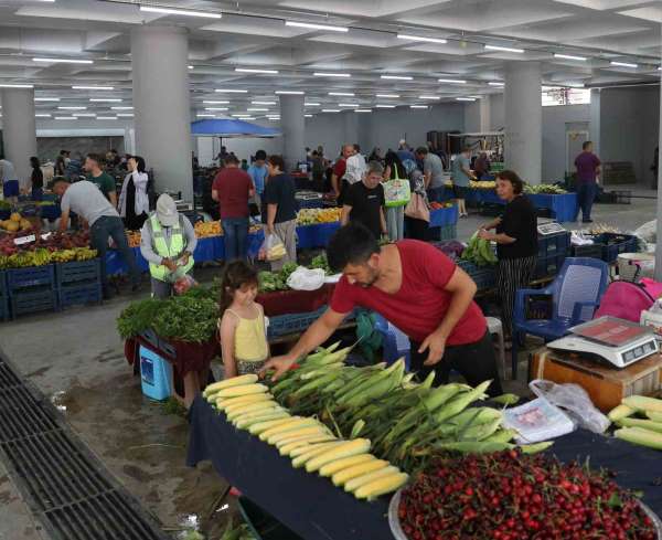 Merkezefendi'de pazar yerlerinin günü bayrama özel değişti