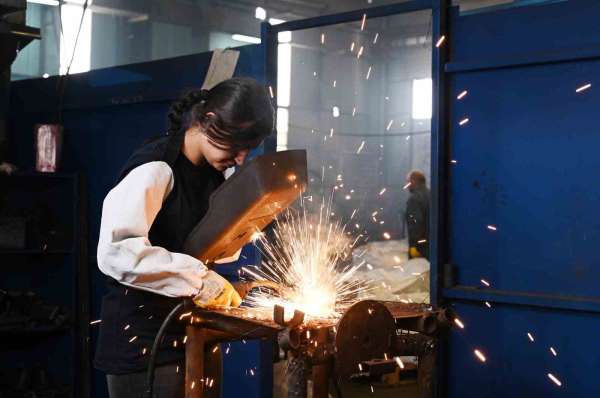 Antalya OSB'den kadınlara özel çelik kaynakçılığı kursu