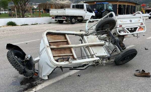 Tokat'ta tarım aracı ile otomobil çarpıştı: 1'i ağır 2 yaralı