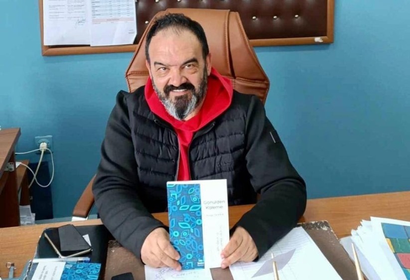 Okul Müdürü yazdığı kitabın, gelirini öğrencilere bağışladı